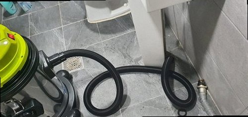 소사구 심곡본1동 하수구막힘 배수구 주변 오염 확산을 막고 점검하는 장면
